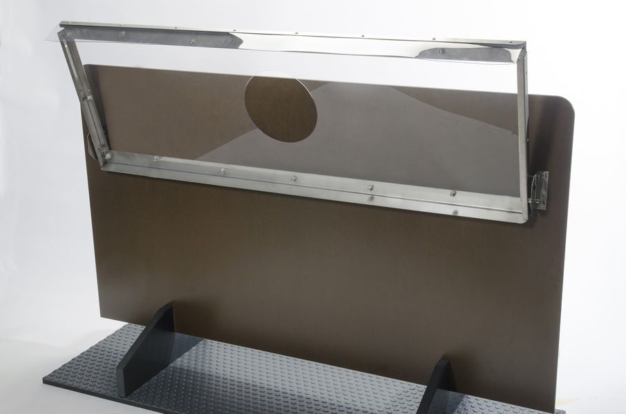 Transparante biggenkap met lampgat Opgeklapte biggenkap met UV-bestendige transparante deksel